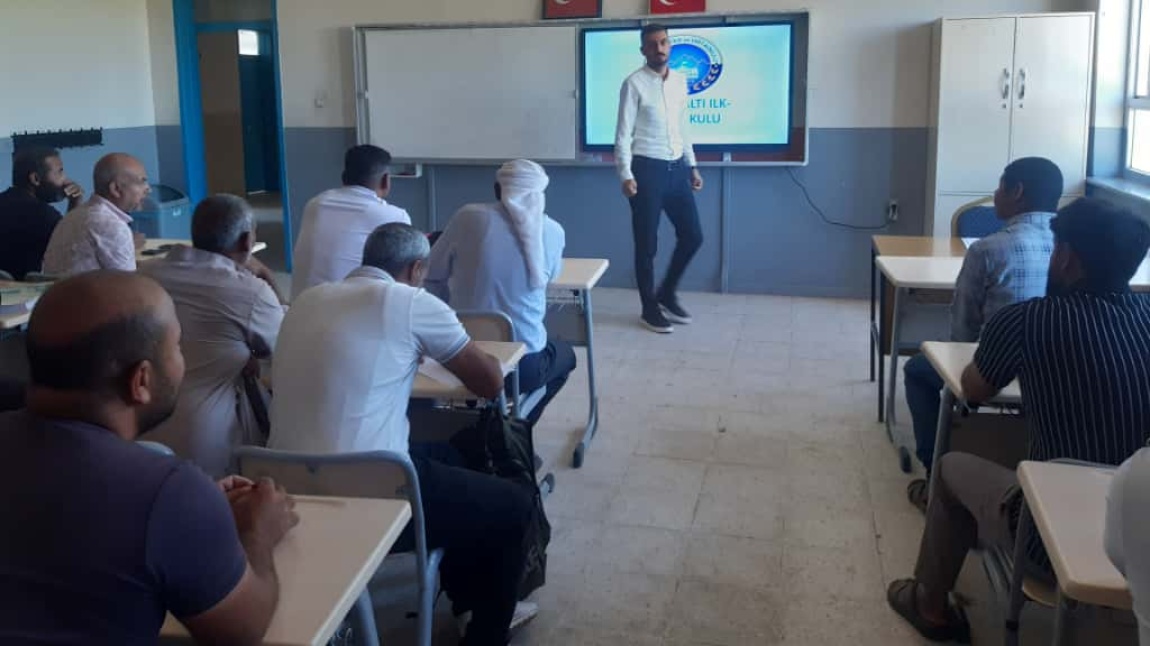Yamaçaltı Ortaokulu'nda Akademik Başarı ve Devamsızlık Konularını Görüşmek Üzere Sınıf Öğretmenleri ve Rehber Öğretmenimiz tarafından Veli Toplantısı Yapıldı.